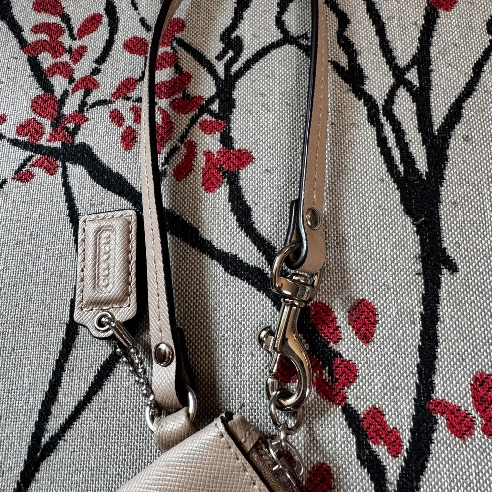 NEW COACH Elegant Cream Bow ZIP WRISTLET PURSE 5 x 6.5 in. w Card Holders